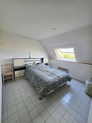 Pavillon familial avec 5 chambres, vie de plain-pied et beaux volumes – secteur Sainte-Gauburge-Sainte-Colombe
À seulement 5 minutes de Sainte-Gauburge-Sainte-Colombe , dans un secteur apprécié pour son environnement agréable et sa proximité avec les commodités, et à 15 minutes de L’Aigle et de sa gare reliant Paris-Montparnasse et à égale distance de la bretelle de l'A28,  je vous propose ce charmant pavillon familial offrant de beaux volumes et de nombreuses possibilités.
Dès l’entrée, vous découvrirez une cuisine aménagée et équipée, ainsi qu’un spacieux salon séjour chaleureux avec insert à bois tubé, idéal pour les moments en famille. Une véranda non chauffée vient compléter cet espace et permet de profiter pleinement de la luminosité et du jardin.
Le rez-de-chaussée offre une véritable possibilité de vie de plain-pied , avec trois chambres, une salle de bains équipée d’une douche, d’une baignoire et d’un bidet, ainsi qu’un WC indépendant.
À l’étage, un palier dessert un bureau, deux chambres supplémentaires, une salle de bains et un WC. Un grenier aménageable d’environ 45 m² constitue un véritable potentiel supplémentaire pour créer de nouveaux espaces selon vos envies : chambres, salle de jeux, bureau ou espace de loisirs.
La maison bénéficie également d’un sous-sol complet , composé d’un atelier, d’une chaufferie et d’un garage. Une partie du sous-sol permet de stationner des véhicules de grande hauteur, notamment un camping-car , un atout particulièrement appréciable.
À l’extérieur, vous profiterez d’un terrain entièrement clos et arboré , offrant un cadre agréable et préservé. Une terrasse exposée plein sud, équipée d’un store banne, vous permettra de profiter des beaux jours en toute tranquillité.
À l’arrière de la propriété, vous disposerez également d’un hangar de stockage, ainsi que d’une seconde dépendance en sous-sol, pouvant notamment accueillir un véhicule.
Un bien familial aux multiples atouts : 5 chambres, vie de plain-pied, sous-sol, grenier aménageable, dépendances et terrain clos et arboré, assainissement individuel conforme.
Sa proximité immédiate de Sainte-Gauburge-Sainte-Colombe , ainsi que son accès rapide à L’Aigle et à sa gare en direction de Paris Montparnasse, en font une propriété idéale pour une famille souhaitant profiter d’un environnement agréable tout en restant facilement connectée aux principaux services et transports.