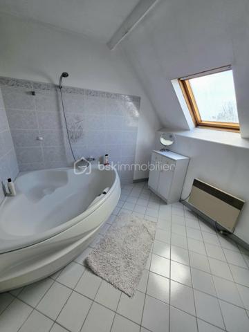 Pavillon familial avec 5 chambres, vie de plain-pied et beaux volumes – secteur Sainte-Gauburge-Sainte-Colombe
À seulement 5 minutes de Sainte-Gauburge-Sainte-Colombe , dans un secteur apprécié pour son environnement agréable et sa proximité avec les commodités, et à 15 minutes de L’Aigle et de sa gare reliant Paris-Montparnasse et à égale distance de la bretelle de l'A28,  je vous propose ce charmant pavillon familial offrant de beaux volumes et de nombreuses possibilités.
Dès l’entrée, vous découvrirez une cuisine aménagée et équipée, ainsi qu’un spacieux salon séjour chaleureux avec insert à bois tubé, idéal pour les moments en famille. Une véranda non chauffée vient compléter cet espace et permet de profiter pleinement de la luminosité et du jardin.
Le rez-de-chaussée offre une véritable possibilité de vie de plain-pied , avec trois chambres, une salle de bains équipée d’une douche, d’une baignoire et d’un bidet, ainsi qu’un WC indépendant.
À l’étage, un palier dessert un bureau, deux chambres supplémentaires, une salle de bains et un WC. Un grenier aménageable d’environ 45 m² constitue un véritable potentiel supplémentaire pour créer de nouveaux espaces selon vos envies : chambres, salle de jeux, bureau ou espace de loisirs.
La maison bénéficie également d’un sous-sol complet , composé d’un atelier, d’une chaufferie et d’un garage. Une partie du sous-sol permet de stationner des véhicules de grande hauteur, notamment un camping-car , un atout particulièrement appréciable.
À l’extérieur, vous profiterez d’un terrain entièrement clos et arboré , offrant un cadre agréable et préservé. Une terrasse exposée plein sud, équipée d’un store banne, vous permettra de profiter des beaux jours en toute tranquillité.
À l’arrière de la propriété, vous disposerez également d’un hangar de stockage, ainsi que d’une seconde dépendance en sous-sol, pouvant notamment accueillir un véhicule.
Un bien familial aux multiples atouts : 5 chambres, vie de plain-pied, sous-sol, grenier aménageable, dépendances et terrain clos et arboré, assainissement individuel conforme.
Sa proximité immédiate de Sainte-Gauburge-Sainte-Colombe , ainsi que son accès rapide à L’Aigle et à sa gare en direction de Paris Montparnasse, en font une propriété idéale pour une famille souhaitant profiter d’un environnement agréable tout en restant facilement connectée aux principaux services et transports.