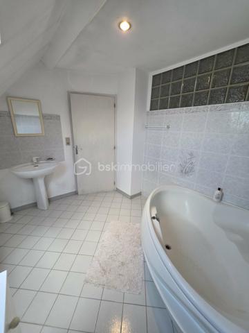 Pavillon familial avec 5 chambres, vie de plain-pied et beaux volumes – secteur Sainte-Gauburge-Sainte-Colombe
À seulement 5 minutes de Sainte-Gauburge-Sainte-Colombe , dans un secteur apprécié pour son environnement agréable et sa proximité avec les commodités, et à 15 minutes de L’Aigle et de sa gare reliant Paris-Montparnasse et à égale distance de la bretelle de l'A28,  je vous propose ce charmant pavillon familial offrant de beaux volumes et de nombreuses possibilités.
Dès l’entrée, vous découvrirez une cuisine aménagée et équipée, ainsi qu’un spacieux salon séjour chaleureux avec insert à bois tubé, idéal pour les moments en famille. Une véranda non chauffée vient compléter cet espace et permet de profiter pleinement de la luminosité et du jardin.
Le rez-de-chaussée offre une véritable possibilité de vie de plain-pied , avec trois chambres, une salle de bains équipée d’une douche, d’une baignoire et d’un bidet, ainsi qu’un WC indépendant.
À l’étage, un palier dessert un bureau, deux chambres supplémentaires, une salle de bains et un WC. Un grenier aménageable d’environ 45 m² constitue un véritable potentiel supplémentaire pour créer de nouveaux espaces selon vos envies : chambres, salle de jeux, bureau ou espace de loisirs.
La maison bénéficie également d’un sous-sol complet , composé d’un atelier, d’une chaufferie et d’un garage. Une partie du sous-sol permet de stationner des véhicules de grande hauteur, notamment un camping-car , un atout particulièrement appréciable.
À l’extérieur, vous profiterez d’un terrain entièrement clos et arboré , offrant un cadre agréable et préservé. Une terrasse exposée plein sud, équipée d’un store banne, vous permettra de profiter des beaux jours en toute tranquillité.
À l’arrière de la propriété, vous disposerez également d’un hangar de stockage, ainsi que d’une seconde dépendance en sous-sol, pouvant notamment accueillir un véhicule.
Un bien familial aux multiples atouts : 5 chambres, vie de plain-pied, sous-sol, grenier aménageable, dépendances et terrain clos et arboré, assainissement individuel conforme.
Sa proximité immédiate de Sainte-Gauburge-Sainte-Colombe , ainsi que son accès rapide à L’Aigle et à sa gare en direction de Paris Montparnasse, en font une propriété idéale pour une famille souhaitant profiter d’un environnement agréable tout en restant facilement connectée aux principaux services et transports.