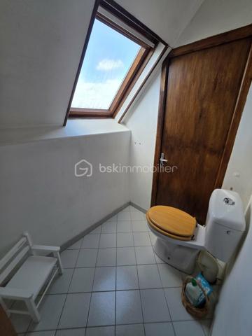 Pavillon familial avec 5 chambres, vie de plain-pied et beaux volumes – secteur Sainte-Gauburge-Sainte-Colombe
À seulement 5 minutes de Sainte-Gauburge-Sainte-Colombe , dans un secteur apprécié pour son environnement agréable et sa proximité avec les commodités, et à 15 minutes de L’Aigle et de sa gare reliant Paris-Montparnasse et à égale distance de la bretelle de l'A28,  je vous propose ce charmant pavillon familial offrant de beaux volumes et de nombreuses possibilités.
Dès l’entrée, vous découvrirez une cuisine aménagée et équipée, ainsi qu’un spacieux salon séjour chaleureux avec insert à bois tubé, idéal pour les moments en famille. Une véranda non chauffée vient compléter cet espace et permet de profiter pleinement de la luminosité et du jardin.
Le rez-de-chaussée offre une véritable possibilité de vie de plain-pied , avec trois chambres, une salle de bains équipée d’une douche, d’une baignoire et d’un bidet, ainsi qu’un WC indépendant.
À l’étage, un palier dessert un bureau, deux chambres supplémentaires, une salle de bains et un WC. Un grenier aménageable d’environ 45 m² constitue un véritable potentiel supplémentaire pour créer de nouveaux espaces selon vos envies : chambres, salle de jeux, bureau ou espace de loisirs.
La maison bénéficie également d’un sous-sol complet , composé d’un atelier, d’une chaufferie et d’un garage. Une partie du sous-sol permet de stationner des véhicules de grande hauteur, notamment un camping-car , un atout particulièrement appréciable.
À l’extérieur, vous profiterez d’un terrain entièrement clos et arboré , offrant un cadre agréable et préservé. Une terrasse exposée plein sud, équipée d’un store banne, vous permettra de profiter des beaux jours en toute tranquillité.
À l’arrière de la propriété, vous disposerez également d’un hangar de stockage, ainsi que d’une seconde dépendance en sous-sol, pouvant notamment accueillir un véhicule.
Un bien familial aux multiples atouts : 5 chambres, vie de plain-pied, sous-sol, grenier aménageable, dépendances et terrain clos et arboré, assainissement individuel conforme.
Sa proximité immédiate de Sainte-Gauburge-Sainte-Colombe , ainsi que son accès rapide à L’Aigle et à sa gare en direction de Paris Montparnasse, en font une propriété idéale pour une famille souhaitant profiter d’un environnement agréable tout en restant facilement connectée aux principaux services et transports.