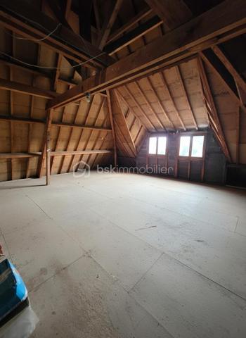 Pavillon familial avec 5 chambres, vie de plain-pied et beaux volumes – secteur Sainte-Gauburge-Sainte-Colombe
À seulement 5 minutes de Sainte-Gauburge-Sainte-Colombe , dans un secteur apprécié pour son environnement agréable et sa proximité avec les commodités, et à 15 minutes de L’Aigle et de sa gare reliant Paris-Montparnasse et à égale distance de la bretelle de l'A28,  je vous propose ce charmant pavillon familial offrant de beaux volumes et de nombreuses possibilités.
Dès l’entrée, vous découvrirez une cuisine aménagée et équipée, ainsi qu’un spacieux salon séjour chaleureux avec insert à bois tubé, idéal pour les moments en famille. Une véranda non chauffée vient compléter cet espace et permet de profiter pleinement de la luminosité et du jardin.
Le rez-de-chaussée offre une véritable possibilité de vie de plain-pied , avec trois chambres, une salle de bains équipée d’une douche, d’une baignoire et d’un bidet, ainsi qu’un WC indépendant.
À l’étage, un palier dessert un bureau, deux chambres supplémentaires, une salle de bains et un WC. Un grenier aménageable d’environ 45 m² constitue un véritable potentiel supplémentaire pour créer de nouveaux espaces selon vos envies : chambres, salle de jeux, bureau ou espace de loisirs.
La maison bénéficie également d’un sous-sol complet , composé d’un atelier, d’une chaufferie et d’un garage. Une partie du sous-sol permet de stationner des véhicules de grande hauteur, notamment un camping-car , un atout particulièrement appréciable.
À l’extérieur, vous profiterez d’un terrain entièrement clos et arboré , offrant un cadre agréable et préservé. Une terrasse exposée plein sud, équipée d’un store banne, vous permettra de profiter des beaux jours en toute tranquillité.
À l’arrière de la propriété, vous disposerez également d’un hangar de stockage, ainsi que d’une seconde dépendance en sous-sol, pouvant notamment accueillir un véhicule.
Un bien familial aux multiples atouts : 5 chambres, vie de plain-pied, sous-sol, grenier aménageable, dépendances et terrain clos et arboré, assainissement individuel conforme.
Sa proximité immédiate de Sainte-Gauburge-Sainte-Colombe , ainsi que son accès rapide à L’Aigle et à sa gare en direction de Paris Montparnasse, en font une propriété idéale pour une famille souhaitant profiter d’un environnement agréable tout en restant facilement connectée aux principaux services et transports.
