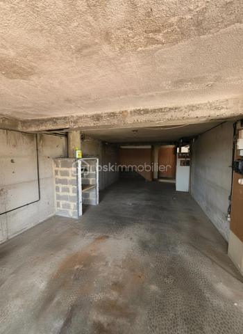 Pavillon familial avec 5 chambres, vie de plain-pied et beaux volumes – secteur Sainte-Gauburge-Sainte-Colombe
À seulement 5 minutes de Sainte-Gauburge-Sainte-Colombe , dans un secteur apprécié pour son environnement agréable et sa proximité avec les commodités, et à 15 minutes de L’Aigle et de sa gare reliant Paris-Montparnasse et à égale distance de la bretelle de l'A28,  je vous propose ce charmant pavillon familial offrant de beaux volumes et de nombreuses possibilités.
Dès l’entrée, vous découvrirez une cuisine aménagée et équipée, ainsi qu’un spacieux salon séjour chaleureux avec insert à bois tubé, idéal pour les moments en famille. Une véranda non chauffée vient compléter cet espace et permet de profiter pleinement de la luminosité et du jardin.
Le rez-de-chaussée offre une véritable possibilité de vie de plain-pied , avec trois chambres, une salle de bains équipée d’une douche, d’une baignoire et d’un bidet, ainsi qu’un WC indépendant.
À l’étage, un palier dessert un bureau, deux chambres supplémentaires, une salle de bains et un WC. Un grenier aménageable d’environ 45 m² constitue un véritable potentiel supplémentaire pour créer de nouveaux espaces selon vos envies : chambres, salle de jeux, bureau ou espace de loisirs.
La maison bénéficie également d’un sous-sol complet , composé d’un atelier, d’une chaufferie et d’un garage. Une partie du sous-sol permet de stationner des véhicules de grande hauteur, notamment un camping-car , un atout particulièrement appréciable.
À l’extérieur, vous profiterez d’un terrain entièrement clos et arboré , offrant un cadre agréable et préservé. Une terrasse exposée plein sud, équipée d’un store banne, vous permettra de profiter des beaux jours en toute tranquillité.
À l’arrière de la propriété, vous disposerez également d’un hangar de stockage, ainsi que d’une seconde dépendance en sous-sol, pouvant notamment accueillir un véhicule.
Un bien familial aux multiples atouts : 5 chambres, vie de plain-pied, sous-sol, grenier aménageable, dépendances et terrain clos et arboré, assainissement individuel conforme.
Sa proximité immédiate de Sainte-Gauburge-Sainte-Colombe , ainsi que son accès rapide à L’Aigle et à sa gare en direction de Paris Montparnasse, en font une propriété idéale pour une famille souhaitant profiter d’un environnement agréable tout en restant facilement connectée aux principaux services et transports.