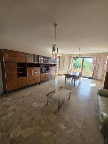 Pavillon familial avec 5 chambres, vie de plain-pied et beaux volumes – secteur Sainte-Gauburge-Sainte-Colombe
À seulement 5 minutes de Sainte-Gauburge-Sainte-Colombe , dans un secteur apprécié pour son environnement agréable et sa proximité avec les commodités, et à 15 minutes de L’Aigle et de sa gare reliant Paris-Montparnasse et à égale distance de la bretelle de l'A28,  je vous propose ce charmant pavillon familial offrant de beaux volumes et de nombreuses possibilités.
Dès l’entrée, vous découvrirez une cuisine aménagée et équipée, ainsi qu’un spacieux salon séjour chaleureux avec insert à bois tubé, idéal pour les moments en famille. Une véranda non chauffée vient compléter cet espace et permet de profiter pleinement de la luminosité et du jardin.
Le rez-de-chaussée offre une véritable possibilité de vie de plain-pied , avec trois chambres, une salle de bains équipée d’une douche, d’une baignoire et d’un bidet, ainsi qu’un WC indépendant.
À l’étage, un palier dessert un bureau, deux chambres supplémentaires, une salle de bains et un WC. Un grenier aménageable d’environ 45 m² constitue un véritable potentiel supplémentaire pour créer de nouveaux espaces selon vos envies : chambres, salle de jeux, bureau ou espace de loisirs.
La maison bénéficie également d’un sous-sol complet , composé d’un atelier, d’une chaufferie et d’un garage. Une partie du sous-sol permet de stationner des véhicules de grande hauteur, notamment un camping-car , un atout particulièrement appréciable.
À l’extérieur, vous profiterez d’un terrain entièrement clos et arboré , offrant un cadre agréable et préservé. Une terrasse exposée plein sud, équipée d’un store banne, vous permettra de profiter des beaux jours en toute tranquillité.
À l’arrière de la propriété, vous disposerez également d’un hangar de stockage, ainsi que d’une seconde dépendance en sous-sol, pouvant notamment accueillir un véhicule.
Un bien familial aux multiples atouts : 5 chambres, vie de plain-pied, sous-sol, grenier aménageable, dépendances et terrain clos et arboré, assainissement individuel conforme.
Sa proximité immédiate de Sainte-Gauburge-Sainte-Colombe , ainsi que son accès rapide à L’Aigle et à sa gare en direction de Paris Montparnasse, en font une propriété idéale pour une famille souhaitant profiter d’un environnement agréable tout en restant facilement connectée aux principaux services et transports.