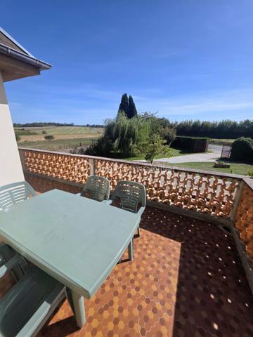 Pavillon familial avec 5 chambres, vie de plain-pied et beaux volumes – secteur Sainte-Gauburge-Sainte-Colombe
À seulement 5 minutes de Sainte-Gauburge-Sainte-Colombe , dans un secteur apprécié pour son environnement agréable et sa proximité avec les commodités, et à 15 minutes de L’Aigle et de sa gare reliant Paris-Montparnasse et à égale distance de la bretelle de l'A28,  je vous propose ce charmant pavillon familial offrant de beaux volumes et de nombreuses possibilités.
Dès l’entrée, vous découvrirez une cuisine aménagée et équipée, ainsi qu’un spacieux salon séjour chaleureux avec insert à bois tubé, idéal pour les moments en famille. Une véranda non chauffée vient compléter cet espace et permet de profiter pleinement de la luminosité et du jardin.
Le rez-de-chaussée offre une véritable possibilité de vie de plain-pied , avec trois chambres, une salle de bains équipée d’une douche, d’une baignoire et d’un bidet, ainsi qu’un WC indépendant.
À l’étage, un palier dessert un bureau, deux chambres supplémentaires, une salle de bains et un WC. Un grenier aménageable d’environ 45 m² constitue un véritable potentiel supplémentaire pour créer de nouveaux espaces selon vos envies : chambres, salle de jeux, bureau ou espace de loisirs.
La maison bénéficie également d’un sous-sol complet , composé d’un atelier, d’une chaufferie et d’un garage. Une partie du sous-sol permet de stationner des véhicules de grande hauteur, notamment un camping-car , un atout particulièrement appréciable.
À l’extérieur, vous profiterez d’un terrain entièrement clos et arboré , offrant un cadre agréable et préservé. Une terrasse exposée plein sud, équipée d’un store banne, vous permettra de profiter des beaux jours en toute tranquillité.
À l’arrière de la propriété, vous disposerez également d’un hangar de stockage, ainsi que d’une seconde dépendance en sous-sol, pouvant notamment accueillir un véhicule.
Un bien familial aux multiples atouts : 5 chambres, vie de plain-pied, sous-sol, grenier aménageable, dépendances et terrain clos et arboré, assainissement individuel conforme.
Sa proximité immédiate de Sainte-Gauburge-Sainte-Colombe , ainsi que son accès rapide à L’Aigle et à sa gare en direction de Paris Montparnasse, en font une propriété idéale pour une famille souhaitant profiter d’un environnement agréable tout en restant facilement connectée aux principaux services et transports.