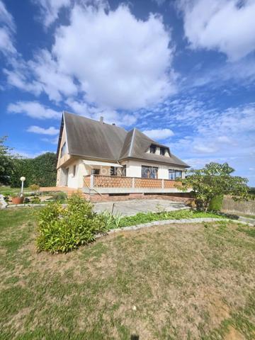 Pavillon familial avec 5 chambres, vie de plain-pied et beaux volumes – secteur Sainte-Gauburge-Sainte-Colombe
À seulement 5 minutes de Sainte-Gauburge-Sainte-Colombe , dans un secteur apprécié pour son environnement agréable et sa proximité avec les commodités, et à 15 minutes de L’Aigle et de sa gare reliant Paris-Montparnasse et à égale distance de la bretelle de l'A28,  je vous propose ce charmant pavillon familial offrant de beaux volumes et de nombreuses possibilités.
Dès l’entrée, vous découvrirez une cuisine aménagée et équipée, ainsi qu’un spacieux salon séjour chaleureux avec insert à bois tubé, idéal pour les moments en famille. Une véranda non chauffée vient compléter cet espace et permet de profiter pleinement de la luminosité et du jardin.
Le rez-de-chaussée offre une véritable possibilité de vie de plain-pied , avec trois chambres, une salle de bains équipée d’une douche, d’une baignoire et d’un bidet, ainsi qu’un WC indépendant.
À l’étage, un palier dessert un bureau, deux chambres supplémentaires, une salle de bains et un WC. Un grenier aménageable d’environ 45 m² constitue un véritable potentiel supplémentaire pour créer de nouveaux espaces selon vos envies : chambres, salle de jeux, bureau ou espace de loisirs.
La maison bénéficie également d’un sous-sol complet , composé d’un atelier, d’une chaufferie et d’un garage. Une partie du sous-sol permet de stationner des véhicules de grande hauteur, notamment un camping-car , un atout particulièrement appréciable.
À l’extérieur, vous profiterez d’un terrain entièrement clos et arboré , offrant un cadre agréable et préservé. Une terrasse exposée plein sud, équipée d’un store banne, vous permettra de profiter des beaux jours en toute tranquillité.
À l’arrière de la propriété, vous disposerez également d’un hangar de stockage, ainsi que d’une seconde dépendance en sous-sol, pouvant notamment accueillir un véhicule.
Un bien familial aux multiples atouts : 5 chambres, vie de plain-pied, sous-sol, grenier aménageable, dépendances et terrain clos et arboré, assainissement individuel conforme.
Sa proximité immédiate de Sainte-Gauburge-Sainte-Colombe , ainsi que son accès rapide à L’Aigle et à sa gare en direction de Paris Montparnasse, en font une propriété idéale pour une famille souhaitant profiter d’un environnement agréable tout en restant facilement connectée aux principaux services et transports.