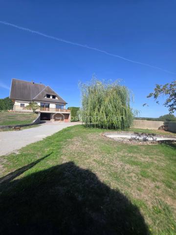 Pavillon familial avec 5 chambres, vie de plain-pied et beaux volumes – secteur Sainte-Gauburge-Sainte-Colombe
À seulement 5 minutes de Sainte-Gauburge-Sainte-Colombe , dans un secteur apprécié pour son environnement agréable et sa proximité avec les commodités, et à 15 minutes de L’Aigle et de sa gare reliant Paris-Montparnasse et à égale distance de la bretelle de l'A28,  je vous propose ce charmant pavillon familial offrant de beaux volumes et de nombreuses possibilités.
Dès l’entrée, vous découvrirez une cuisine aménagée et équipée, ainsi qu’un spacieux salon séjour chaleureux avec insert à bois tubé, idéal pour les moments en famille. Une véranda non chauffée vient compléter cet espace et permet de profiter pleinement de la luminosité et du jardin.
Le rez-de-chaussée offre une véritable possibilité de vie de plain-pied , avec trois chambres, une salle de bains équipée d’une douche, d’une baignoire et d’un bidet, ainsi qu’un WC indépendant.
À l’étage, un palier dessert un bureau, deux chambres supplémentaires, une salle de bains et un WC. Un grenier aménageable d’environ 45 m² constitue un véritable potentiel supplémentaire pour créer de nouveaux espaces selon vos envies : chambres, salle de jeux, bureau ou espace de loisirs.
La maison bénéficie également d’un sous-sol complet , composé d’un atelier, d’une chaufferie et d’un garage. Une partie du sous-sol permet de stationner des véhicules de grande hauteur, notamment un camping-car , un atout particulièrement appréciable.
À l’extérieur, vous profiterez d’un terrain entièrement clos et arboré , offrant un cadre agréable et préservé. Une terrasse exposée plein sud, équipée d’un store banne, vous permettra de profiter des beaux jours en toute tranquillité.
À l’arrière de la propriété, vous disposerez également d’un hangar de stockage, ainsi que d’une seconde dépendance en sous-sol, pouvant notamment accueillir un véhicule.
Un bien familial aux multiples atouts : 5 chambres, vie de plain-pied, sous-sol, grenier aménageable, dépendances et terrain clos et arboré, assainissement individuel conforme.
Sa proximité immédiate de Sainte-Gauburge-Sainte-Colombe , ainsi que son accès rapide à L’Aigle et à sa gare en direction de Paris Montparnasse, en font une propriété idéale pour une famille souhaitant profiter d’un environnement agréable tout en restant facilement connectée aux principaux services et transports.