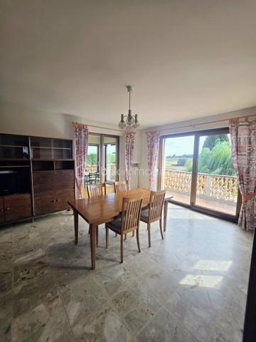 Pavillon familial avec 5 chambres, vie de plain-pied et beaux volumes – secteur Sainte-Gauburge-Sainte-Colombe
À seulement 5 minutes de Sainte-Gauburge-Sainte-Colombe , dans un secteur apprécié pour son environnement agréable et sa proximité avec les commodités, et à 15 minutes de L’Aigle et de sa gare reliant Paris-Montparnasse et à égale distance de la bretelle de l'A28,  je vous propose ce charmant pavillon familial offrant de beaux volumes et de nombreuses possibilités.
Dès l’entrée, vous découvrirez une cuisine aménagée et équipée, ainsi qu’un spacieux salon séjour chaleureux avec insert à bois tubé, idéal pour les moments en famille. Une véranda non chauffée vient compléter cet espace et permet de profiter pleinement de la luminosité et du jardin.
Le rez-de-chaussée offre une véritable possibilité de vie de plain-pied , avec trois chambres, une salle de bains équipée d’une douche, d’une baignoire et d’un bidet, ainsi qu’un WC indépendant.
À l’étage, un palier dessert un bureau, deux chambres supplémentaires, une salle de bains et un WC. Un grenier aménageable d’environ 45 m² constitue un véritable potentiel supplémentaire pour créer de nouveaux espaces selon vos envies : chambres, salle de jeux, bureau ou espace de loisirs.
La maison bénéficie également d’un sous-sol complet , composé d’un atelier, d’une chaufferie et d’un garage. Une partie du sous-sol permet de stationner des véhicules de grande hauteur, notamment un camping-car , un atout particulièrement appréciable.
À l’extérieur, vous profiterez d’un terrain entièrement clos et arboré , offrant un cadre agréable et préservé. Une terrasse exposée plein sud, équipée d’un store banne, vous permettra de profiter des beaux jours en toute tranquillité.
À l’arrière de la propriété, vous disposerez également d’un hangar de stockage, ainsi que d’une seconde dépendance en sous-sol, pouvant notamment accueillir un véhicule.
Un bien familial aux multiples atouts : 5 chambres, vie de plain-pied, sous-sol, grenier aménageable, dépendances et terrain clos et arboré, assainissement individuel conforme.
Sa proximité immédiate de Sainte-Gauburge-Sainte-Colombe , ainsi que son accès rapide à L’Aigle et à sa gare en direction de Paris Montparnasse, en font une propriété idéale pour une famille souhaitant profiter d’un environnement agréable tout en restant facilement connectée aux principaux services et transports.