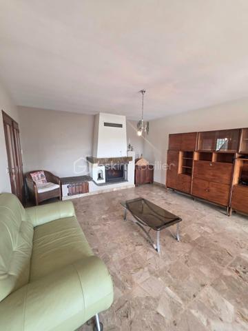 Pavillon familial avec 5 chambres, vie de plain-pied et beaux volumes – secteur Sainte-Gauburge-Sainte-Colombe
À seulement 5 minutes de Sainte-Gauburge-Sainte-Colombe , dans un secteur apprécié pour son environnement agréable et sa proximité avec les commodités, et à 15 minutes de L’Aigle et de sa gare reliant Paris-Montparnasse et à égale distance de la bretelle de l'A28,  je vous propose ce charmant pavillon familial offrant de beaux volumes et de nombreuses possibilités.
Dès l’entrée, vous découvrirez une cuisine aménagée et équipée, ainsi qu’un spacieux salon séjour chaleureux avec insert à bois tubé, idéal pour les moments en famille. Une véranda non chauffée vient compléter cet espace et permet de profiter pleinement de la luminosité et du jardin.
Le rez-de-chaussée offre une véritable possibilité de vie de plain-pied , avec trois chambres, une salle de bains équipée d’une douche, d’une baignoire et d’un bidet, ainsi qu’un WC indépendant.
À l’étage, un palier dessert un bureau, deux chambres supplémentaires, une salle de bains et un WC. Un grenier aménageable d’environ 45 m² constitue un véritable potentiel supplémentaire pour créer de nouveaux espaces selon vos envies : chambres, salle de jeux, bureau ou espace de loisirs.
La maison bénéficie également d’un sous-sol complet , composé d’un atelier, d’une chaufferie et d’un garage. Une partie du sous-sol permet de stationner des véhicules de grande hauteur, notamment un camping-car , un atout particulièrement appréciable.
À l’extérieur, vous profiterez d’un terrain entièrement clos et arboré , offrant un cadre agréable et préservé. Une terrasse exposée plein sud, équipée d’un store banne, vous permettra de profiter des beaux jours en toute tranquillité.
À l’arrière de la propriété, vous disposerez également d’un hangar de stockage, ainsi que d’une seconde dépendance en sous-sol, pouvant notamment accueillir un véhicule.
Un bien familial aux multiples atouts : 5 chambres, vie de plain-pied, sous-sol, grenier aménageable, dépendances et terrain clos et arboré, assainissement individuel conforme.
Sa proximité immédiate de Sainte-Gauburge-Sainte-Colombe , ainsi que son accès rapide à L’Aigle et à sa gare en direction de Paris Montparnasse, en font une propriété idéale pour une famille souhaitant profiter d’un environnement agréable tout en restant facilement connectée aux principaux services et transports.