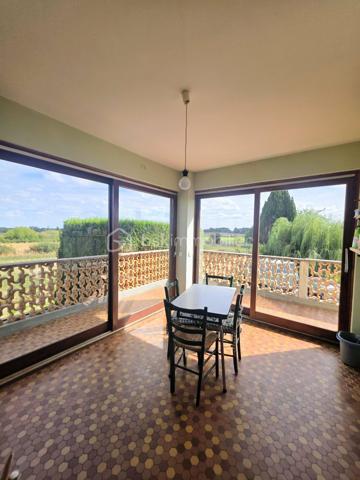 Pavillon familial avec 5 chambres, vie de plain-pied et beaux volumes – secteur Sainte-Gauburge-Sainte-Colombe
À seulement 5 minutes de Sainte-Gauburge-Sainte-Colombe , dans un secteur apprécié pour son environnement agréable et sa proximité avec les commodités, et à 15 minutes de L’Aigle et de sa gare reliant Paris-Montparnasse et à égale distance de la bretelle de l'A28,  je vous propose ce charmant pavillon familial offrant de beaux volumes et de nombreuses possibilités.
Dès l’entrée, vous découvrirez une cuisine aménagée et équipée, ainsi qu’un spacieux salon séjour chaleureux avec insert à bois tubé, idéal pour les moments en famille. Une véranda non chauffée vient compléter cet espace et permet de profiter pleinement de la luminosité et du jardin.
Le rez-de-chaussée offre une véritable possibilité de vie de plain-pied , avec trois chambres, une salle de bains équipée d’une douche, d’une baignoire et d’un bidet, ainsi qu’un WC indépendant.
À l’étage, un palier dessert un bureau, deux chambres supplémentaires, une salle de bains et un WC. Un grenier aménageable d’environ 45 m² constitue un véritable potentiel supplémentaire pour créer de nouveaux espaces selon vos envies : chambres, salle de jeux, bureau ou espace de loisirs.
La maison bénéficie également d’un sous-sol complet , composé d’un atelier, d’une chaufferie et d’un garage. Une partie du sous-sol permet de stationner des véhicules de grande hauteur, notamment un camping-car , un atout particulièrement appréciable.
À l’extérieur, vous profiterez d’un terrain entièrement clos et arboré , offrant un cadre agréable et préservé. Une terrasse exposée plein sud, équipée d’un store banne, vous permettra de profiter des beaux jours en toute tranquillité.
À l’arrière de la propriété, vous disposerez également d’un hangar de stockage, ainsi que d’une seconde dépendance en sous-sol, pouvant notamment accueillir un véhicule.
Un bien familial aux multiples atouts : 5 chambres, vie de plain-pied, sous-sol, grenier aménageable, dépendances et terrain clos et arboré, assainissement individuel conforme.
Sa proximité immédiate de Sainte-Gauburge-Sainte-Colombe , ainsi que son accès rapide à L’Aigle et à sa gare en direction de Paris Montparnasse, en font une propriété idéale pour une famille souhaitant profiter d’un environnement agréable tout en restant facilement connectée aux principaux services et transports.