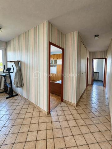 Pavillon familial avec 5 chambres, vie de plain-pied et beaux volumes – secteur Sainte-Gauburge-Sainte-Colombe
À seulement 5 minutes de Sainte-Gauburge-Sainte-Colombe , dans un secteur apprécié pour son environnement agréable et sa proximité avec les commodités, et à 15 minutes de L’Aigle et de sa gare reliant Paris-Montparnasse et à égale distance de la bretelle de l'A28,  je vous propose ce charmant pavillon familial offrant de beaux volumes et de nombreuses possibilités.
Dès l’entrée, vous découvrirez une cuisine aménagée et équipée, ainsi qu’un spacieux salon séjour chaleureux avec insert à bois tubé, idéal pour les moments en famille. Une véranda non chauffée vient compléter cet espace et permet de profiter pleinement de la luminosité et du jardin.
Le rez-de-chaussée offre une véritable possibilité de vie de plain-pied , avec trois chambres, une salle de bains équipée d’une douche, d’une baignoire et d’un bidet, ainsi qu’un WC indépendant.
À l’étage, un palier dessert un bureau, deux chambres supplémentaires, une salle de bains et un WC. Un grenier aménageable d’environ 45 m² constitue un véritable potentiel supplémentaire pour créer de nouveaux espaces selon vos envies : chambres, salle de jeux, bureau ou espace de loisirs.
La maison bénéficie également d’un sous-sol complet , composé d’un atelier, d’une chaufferie et d’un garage. Une partie du sous-sol permet de stationner des véhicules de grande hauteur, notamment un camping-car , un atout particulièrement appréciable.
À l’extérieur, vous profiterez d’un terrain entièrement clos et arboré , offrant un cadre agréable et préservé. Une terrasse exposée plein sud, équipée d’un store banne, vous permettra de profiter des beaux jours en toute tranquillité.
À l’arrière de la propriété, vous disposerez également d’un hangar de stockage, ainsi que d’une seconde dépendance en sous-sol, pouvant notamment accueillir un véhicule.
Un bien familial aux multiples atouts : 5 chambres, vie de plain-pied, sous-sol, grenier aménageable, dépendances et terrain clos et arboré, assainissement individuel conforme.
Sa proximité immédiate de Sainte-Gauburge-Sainte-Colombe , ainsi que son accès rapide à L’Aigle et à sa gare en direction de Paris Montparnasse, en font une propriété idéale pour une famille souhaitant profiter d’un environnement agréable tout en restant facilement connectée aux principaux services et transports.