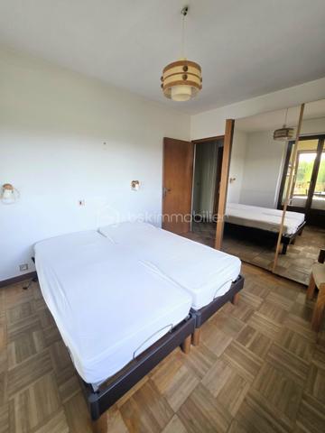 Pavillon familial avec 5 chambres, vie de plain-pied et beaux volumes – secteur Sainte-Gauburge-Sainte-Colombe
À seulement 5 minutes de Sainte-Gauburge-Sainte-Colombe , dans un secteur apprécié pour son environnement agréable et sa proximité avec les commodités, et à 15 minutes de L’Aigle et de sa gare reliant Paris-Montparnasse et à égale distance de la bretelle de l'A28,  je vous propose ce charmant pavillon familial offrant de beaux volumes et de nombreuses possibilités.
Dès l’entrée, vous découvrirez une cuisine aménagée et équipée, ainsi qu’un spacieux salon séjour chaleureux avec insert à bois tubé, idéal pour les moments en famille. Une véranda non chauffée vient compléter cet espace et permet de profiter pleinement de la luminosité et du jardin.
Le rez-de-chaussée offre une véritable possibilité de vie de plain-pied , avec trois chambres, une salle de bains équipée d’une douche, d’une baignoire et d’un bidet, ainsi qu’un WC indépendant.
À l’étage, un palier dessert un bureau, deux chambres supplémentaires, une salle de bains et un WC. Un grenier aménageable d’environ 45 m² constitue un véritable potentiel supplémentaire pour créer de nouveaux espaces selon vos envies : chambres, salle de jeux, bureau ou espace de loisirs.
La maison bénéficie également d’un sous-sol complet , composé d’un atelier, d’une chaufferie et d’un garage. Une partie du sous-sol permet de stationner des véhicules de grande hauteur, notamment un camping-car , un atout particulièrement appréciable.
À l’extérieur, vous profiterez d’un terrain entièrement clos et arboré , offrant un cadre agréable et préservé. Une terrasse exposée plein sud, équipée d’un store banne, vous permettra de profiter des beaux jours en toute tranquillité.
À l’arrière de la propriété, vous disposerez également d’un hangar de stockage, ainsi que d’une seconde dépendance en sous-sol, pouvant notamment accueillir un véhicule.
Un bien familial aux multiples atouts : 5 chambres, vie de plain-pied, sous-sol, grenier aménageable, dépendances et terrain clos et arboré, assainissement individuel conforme.
Sa proximité immédiate de Sainte-Gauburge-Sainte-Colombe , ainsi que son accès rapide à L’Aigle et à sa gare en direction de Paris Montparnasse, en font une propriété idéale pour une famille souhaitant profiter d’un environnement agréable tout en restant facilement connectée aux principaux services et transports.