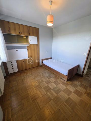 Pavillon familial avec 5 chambres, vie de plain-pied et beaux volumes – secteur Sainte-Gauburge-Sainte-Colombe
À seulement 5 minutes de Sainte-Gauburge-Sainte-Colombe , dans un secteur apprécié pour son environnement agréable et sa proximité avec les commodités, et à 15 minutes de L’Aigle et de sa gare reliant Paris-Montparnasse et à égale distance de la bretelle de l'A28,  je vous propose ce charmant pavillon familial offrant de beaux volumes et de nombreuses possibilités.
Dès l’entrée, vous découvrirez une cuisine aménagée et équipée, ainsi qu’un spacieux salon séjour chaleureux avec insert à bois tubé, idéal pour les moments en famille. Une véranda non chauffée vient compléter cet espace et permet de profiter pleinement de la luminosité et du jardin.
Le rez-de-chaussée offre une véritable possibilité de vie de plain-pied , avec trois chambres, une salle de bains équipée d’une douche, d’une baignoire et d’un bidet, ainsi qu’un WC indépendant.
À l’étage, un palier dessert un bureau, deux chambres supplémentaires, une salle de bains et un WC. Un grenier aménageable d’environ 45 m² constitue un véritable potentiel supplémentaire pour créer de nouveaux espaces selon vos envies : chambres, salle de jeux, bureau ou espace de loisirs.
La maison bénéficie également d’un sous-sol complet , composé d’un atelier, d’une chaufferie et d’un garage. Une partie du sous-sol permet de stationner des véhicules de grande hauteur, notamment un camping-car , un atout particulièrement appréciable.
À l’extérieur, vous profiterez d’un terrain entièrement clos et arboré , offrant un cadre agréable et préservé. Une terrasse exposée plein sud, équipée d’un store banne, vous permettra de profiter des beaux jours en toute tranquillité.
À l’arrière de la propriété, vous disposerez également d’un hangar de stockage, ainsi que d’une seconde dépendance en sous-sol, pouvant notamment accueillir un véhicule.
Un bien familial aux multiples atouts : 5 chambres, vie de plain-pied, sous-sol, grenier aménageable, dépendances et terrain clos et arboré, assainissement individuel conforme.
Sa proximité immédiate de Sainte-Gauburge-Sainte-Colombe , ainsi que son accès rapide à L’Aigle et à sa gare en direction de Paris Montparnasse, en font une propriété idéale pour une famille souhaitant profiter d’un environnement agréable tout en restant facilement connectée aux principaux services et transports.