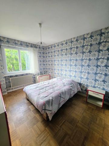 Pavillon familial avec 5 chambres, vie de plain-pied et beaux volumes – secteur Sainte-Gauburge-Sainte-Colombe
À seulement 5 minutes de Sainte-Gauburge-Sainte-Colombe , dans un secteur apprécié pour son environnement agréable et sa proximité avec les commodités, et à 15 minutes de L’Aigle et de sa gare reliant Paris-Montparnasse et à égale distance de la bretelle de l'A28,  je vous propose ce charmant pavillon familial offrant de beaux volumes et de nombreuses possibilités.
Dès l’entrée, vous découvrirez une cuisine aménagée et équipée, ainsi qu’un spacieux salon séjour chaleureux avec insert à bois tubé, idéal pour les moments en famille. Une véranda non chauffée vient compléter cet espace et permet de profiter pleinement de la luminosité et du jardin.
Le rez-de-chaussée offre une véritable possibilité de vie de plain-pied , avec trois chambres, une salle de bains équipée d’une douche, d’une baignoire et d’un bidet, ainsi qu’un WC indépendant.
À l’étage, un palier dessert un bureau, deux chambres supplémentaires, une salle de bains et un WC. Un grenier aménageable d’environ 45 m² constitue un véritable potentiel supplémentaire pour créer de nouveaux espaces selon vos envies : chambres, salle de jeux, bureau ou espace de loisirs.
La maison bénéficie également d’un sous-sol complet , composé d’un atelier, d’une chaufferie et d’un garage. Une partie du sous-sol permet de stationner des véhicules de grande hauteur, notamment un camping-car , un atout particulièrement appréciable.
À l’extérieur, vous profiterez d’un terrain entièrement clos et arboré , offrant un cadre agréable et préservé. Une terrasse exposée plein sud, équipée d’un store banne, vous permettra de profiter des beaux jours en toute tranquillité.
À l’arrière de la propriété, vous disposerez également d’un hangar de stockage, ainsi que d’une seconde dépendance en sous-sol, pouvant notamment accueillir un véhicule.
Un bien familial aux multiples atouts : 5 chambres, vie de plain-pied, sous-sol, grenier aménageable, dépendances et terrain clos et arboré, assainissement individuel conforme.
Sa proximité immédiate de Sainte-Gauburge-Sainte-Colombe , ainsi que son accès rapide à L’Aigle et à sa gare en direction de Paris Montparnasse, en font une propriété idéale pour une famille souhaitant profiter d’un environnement agréable tout en restant facilement connectée aux principaux services et transports.
