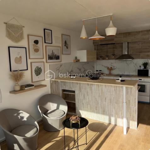 Le havre magnifique appartement sur la plage avec échappée mer au 6 eme et dernier étage avec ascenseur terrasse et garage. Un emplacement exceptionnel pour un cadre de vie privilégié. Spacieux et fonctionnel il se compose : grande entrée avec dressing et buenderie séjour salon très lumineux avec accès directement sur la terrasse plein sud , cuisine équipée et aménagée. Espace nuit : 3 chambres avec balcon et dressing 1 sdd 1 sdb 1 wc séparé. Vous bénéficiez d un parking en sous sol et un stationnement extérieur , également une cave . Un véritable atout en centre ville. Appartement idéal résidence principale ou secondaire à deux pas des commodités. Cadre de vie exceptionnel ! À découvrir rapidement 💐 contactez moi pour organiser une visite !