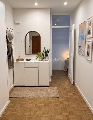 Le havre magnifique appartement sur la plage avec échappée mer au 6 eme et dernier étage avec ascenseur terrasse et garage. Un emplacement exceptionnel pour un cadre de vie privilégié. Spacieux et fonctionnel il se compose : grande entrée avec dressing et buenderie séjour salon très lumineux avec accès directement sur la terrasse plein sud , cuisine équipée et aménagée. Espace nuit : 3 chambres avec balcon et dressing 1 sdd 1 sdb 1 wc séparé. Vous bénéficiez d un parking en sous sol et un stationnement extérieur , également une cave . Un véritable atout en centre ville. Appartement idéal résidence principale ou secondaire à deux pas des commodités. Cadre de vie exceptionnel ! À découvrir rapidement 💐 contactez moi pour organiser une visite !