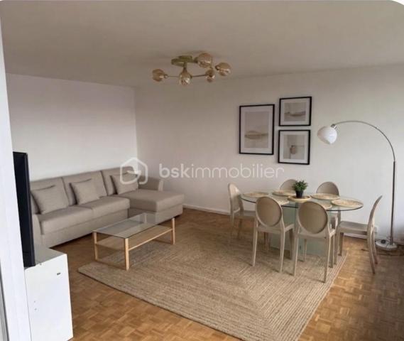 Le havre magnifique appartement sur la plage avec échappée mer au 6 eme et dernier étage avec ascenseur terrasse et garage. Un emplacement exceptionnel pour un cadre de vie privilégié. Spacieux et fonctionnel il se compose : grande entrée avec dressing et buenderie séjour salon très lumineux avec accès directement sur la terrasse plein sud , cuisine équipée et aménagée. Espace nuit : 3 chambres avec balcon et dressing 1 sdd 1 sdb 1 wc séparé. Vous bénéficiez d un parking en sous sol et un stationnement extérieur , également une cave . Un véritable atout en centre ville. Appartement idéal résidence principale ou secondaire à deux pas des commodités. Cadre de vie exceptionnel ! À découvrir rapidement 💐 contactez moi pour organiser une visite !