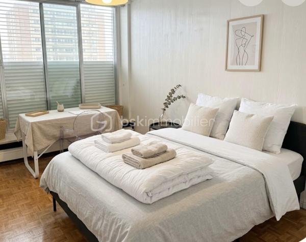 Le havre magnifique appartement sur la plage avec échappée mer au 6 eme et dernier étage avec ascenseur terrasse et garage. Un emplacement exceptionnel pour un cadre de vie privilégié. Spacieux et fonctionnel il se compose : grande entrée avec dressing et buenderie séjour salon très lumineux avec accès directement sur la terrasse plein sud , cuisine équipée et aménagée. Espace nuit : 3 chambres avec balcon et dressing 1 sdd 1 sdb 1 wc séparé. Vous bénéficiez d un parking en sous sol et un stationnement extérieur , également une cave . Un véritable atout en centre ville. Appartement idéal résidence principale ou secondaire à deux pas des commodités. Cadre de vie exceptionnel ! À découvrir rapidement 💐 contactez moi pour organiser une visite !