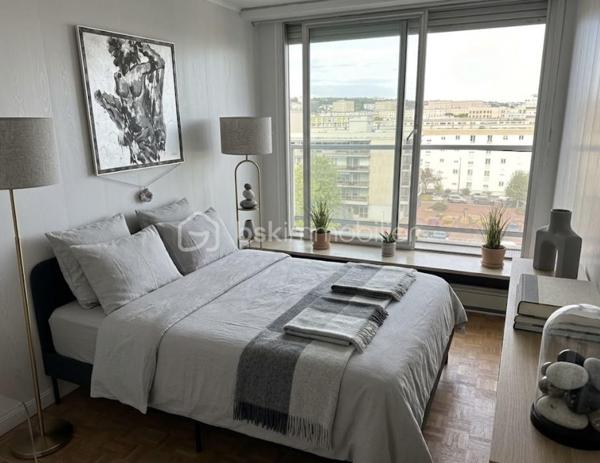 Le havre magnifique appartement sur la plage avec échappée mer au 6 eme et dernier étage avec ascenseur terrasse et garage. Un emplacement exceptionnel pour un cadre de vie privilégié. Spacieux et fonctionnel il se compose : grande entrée avec dressing et buenderie séjour salon très lumineux avec accès directement sur la terrasse plein sud , cuisine équipée et aménagée. Espace nuit : 3 chambres avec balcon et dressing 1 sdd 1 sdb 1 wc séparé. Vous bénéficiez d un parking en sous sol et un stationnement extérieur , également une cave . Un véritable atout en centre ville. Appartement idéal résidence principale ou secondaire à deux pas des commodités. Cadre de vie exceptionnel ! À découvrir rapidement 💐 contactez moi pour organiser une visite !