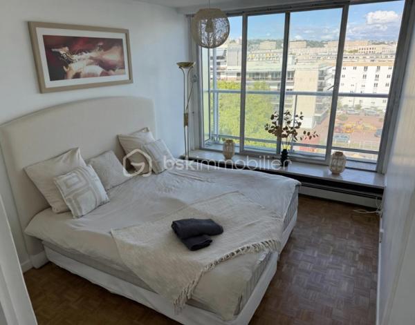 Le havre magnifique appartement sur la plage avec échappée mer au 6 eme et dernier étage avec ascenseur terrasse et garage. Un emplacement exceptionnel pour un cadre de vie privilégié. Spacieux et fonctionnel il se compose : grande entrée avec dressing et buenderie séjour salon très lumineux avec accès directement sur la terrasse plein sud , cuisine équipée et aménagée. Espace nuit : 3 chambres avec balcon et dressing 1 sdd 1 sdb 1 wc séparé. Vous bénéficiez d un parking en sous sol et un stationnement extérieur , également une cave . Un véritable atout en centre ville. Appartement idéal résidence principale ou secondaire à deux pas des commodités. Cadre de vie exceptionnel ! À découvrir rapidement 💐 contactez moi pour organiser une visite !