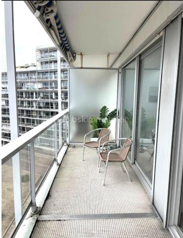 Le havre magnifique appartement sur la plage avec échappée mer au 6 eme et dernier étage avec ascenseur terrasse et garage. Un emplacement exceptionnel pour un cadre de vie privilégié. Spacieux et fonctionnel il se compose : grande entrée avec dressing et buenderie séjour salon très lumineux avec accès directement sur la terrasse plein sud , cuisine équipée et aménagée. Espace nuit : 3 chambres avec balcon et dressing 1 sdd 1 sdb 1 wc séparé. Vous bénéficiez d un parking en sous sol et un stationnement extérieur , également une cave . Un véritable atout en centre ville. Appartement idéal résidence principale ou secondaire à deux pas des commodités. Cadre de vie exceptionnel ! À découvrir rapidement 💐 contactez moi pour organiser une visite !
