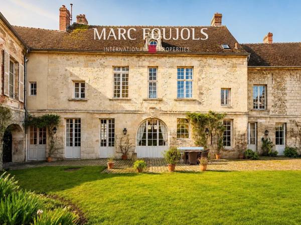 Demeure de caractère avec jardin clos de murs, au cœur du centre historique de Senlis