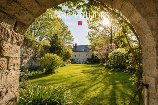 Demeure de caractère avec jardin clos de murs, au cœur du centre historique de Senlis