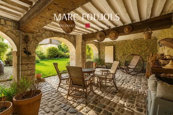 Demeure de caractère avec jardin clos de murs, au cœur du centre historique de Senlis