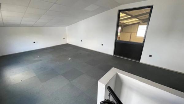 Vente                                                      Local commercial
                        
                                         300 m2                     à Bertrichamps