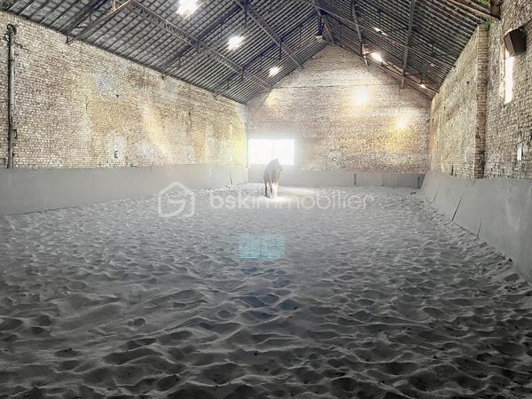 A 20 mins de Saint Quentin, dans une commune avec toutes les commodités nécessaires, cet ensemble immobilier est idéal pour les passionnés de chevaux ou personne ayant un projet agricole, touristique  ou dans l'événementiel ...

Composé d'une maison d'habitation , pleine de charme avec ses matériaux anciens ( parquets en chevrons, cheminées en marbre ...) et de nombreuses dépendances ( écuries, atelier, greniers ...) , l'ensemble est actuellement exploité en centre équestre.

La maison de 280 m2 offre de beaux volumes : accessible par deux entrées différentes, vous découvrirez au rez de chaussée une spacieuse pièce de vie de 45 m2, un ou deux bureaux selon vos besoins, une cuisine aménagée, une lingerie , une véranda avec vue sur toute la cour et des toilettes.

A l'étage, un vaste palier dessert quatre chambres et une salle d'eau rénovée ainsi que des toilettes indépendants ; vous disposerez de deux autres pièces supplémentaires ( bureau ou lingerie ...)

Un grenier de + 100 m2 pourra être entièrement aménagé.

L'extérieur dispose des infra structures  suivantes :

- une carrière de 75 X 25 m
- un manège de 30 X 13
- un paddock
- plusieurs dépendances avec au total 25 boxs
- des écuries 
- un club house 
- un atelier
- une sellerie

Les greniers des dépendances servent de lieux de stockage et peuvent être exploités.

UN BIEN RARE DE PAR SON POTENTIEL ! Que vous soyez un particulier en quête d'un projet de vie ou un investisseur à la recherche d'une belle opportunité, cette propriété n'attend plus que votre imagination .... 

CONTACTEZ MOI POUR UNE VISITE