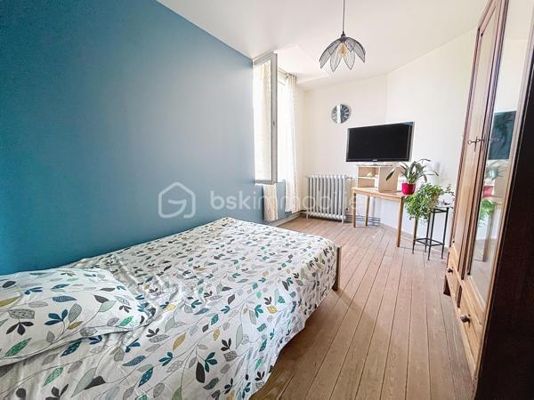 A 20 mins de Saint Quentin, dans une commune avec toutes les commodités nécessaires, cet ensemble immobilier est idéal pour les passionnés de chevaux ou personne ayant un projet agricole, touristique  ou dans l'événementiel ...

Composé d'une maison d'habitation , pleine de charme avec ses matériaux anciens ( parquets en chevrons, cheminées en marbre ...) et de nombreuses dépendances ( écuries, atelier, greniers ...) , l'ensemble est actuellement exploité en centre équestre.

La maison de 280 m2 offre de beaux volumes : accessible par deux entrées différentes, vous découvrirez au rez de chaussée une spacieuse pièce de vie de 45 m2, un ou deux bureaux selon vos besoins, une cuisine aménagée, une lingerie , une véranda avec vue sur toute la cour et des toilettes.

A l'étage, un vaste palier dessert quatre chambres et une salle d'eau rénovée ainsi que des toilettes indépendants ; vous disposerez de deux autres pièces supplémentaires ( bureau ou lingerie ...)

Un grenier de + 100 m2 pourra être entièrement aménagé.

L'extérieur dispose des infra structures  suivantes :

- une carrière de 75 X 25 m
- un manège de 30 X 13
- un paddock
- plusieurs dépendances avec au total 25 boxs
- des écuries 
- un club house 
- un atelier
- une sellerie

Les greniers des dépendances servent de lieux de stockage et peuvent être exploités.

UN BIEN RARE DE PAR SON POTENTIEL ! Que vous soyez un particulier en quête d'un projet de vie ou un investisseur à la recherche d'une belle opportunité, cette propriété n'attend plus que votre imagination .... 

CONTACTEZ MOI POUR UNE VISITE