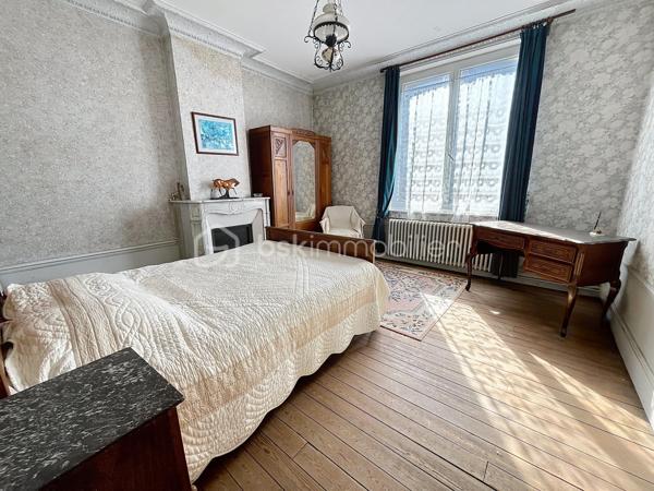 A 20 mins de Saint Quentin, dans une commune avec toutes les commodités nécessaires, cet ensemble immobilier est idéal pour les passionnés de chevaux ou personne ayant un projet agricole, touristique  ou dans l'événementiel ...

Composé d'une maison d'habitation , pleine de charme avec ses matériaux anciens ( parquets en chevrons, cheminées en marbre ...) et de nombreuses dépendances ( écuries, atelier, greniers ...) , l'ensemble est actuellement exploité en centre équestre.

La maison de 280 m2 offre de beaux volumes : accessible par deux entrées différentes, vous découvrirez au rez de chaussée une spacieuse pièce de vie de 45 m2, un ou deux bureaux selon vos besoins, une cuisine aménagée, une lingerie , une véranda avec vue sur toute la cour et des toilettes.

A l'étage, un vaste palier dessert quatre chambres et une salle d'eau rénovée ainsi que des toilettes indépendants ; vous disposerez de deux autres pièces supplémentaires ( bureau ou lingerie ...)

Un grenier de + 100 m2 pourra être entièrement aménagé.

L'extérieur dispose des infra structures  suivantes :

- une carrière de 75 X 25 m
- un manège de 30 X 13
- un paddock
- plusieurs dépendances avec au total 25 boxs
- des écuries 
- un club house 
- un atelier
- une sellerie

Les greniers des dépendances servent de lieux de stockage et peuvent être exploités.

UN BIEN RARE DE PAR SON POTENTIEL ! Que vous soyez un particulier en quête d'un projet de vie ou un investisseur à la recherche d'une belle opportunité, cette propriété n'attend plus que votre imagination .... 

CONTACTEZ MOI POUR UNE VISITE