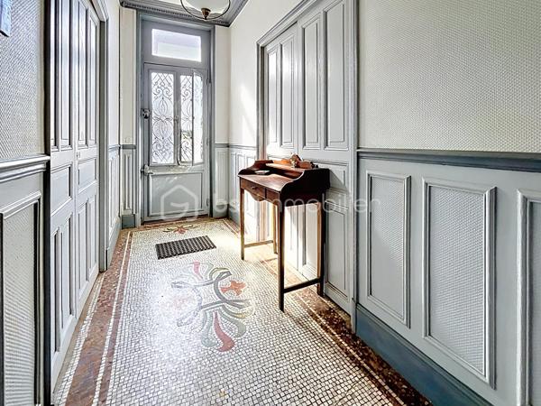 A 20 mins de Saint Quentin, dans une commune avec toutes les commodités nécessaires, cet ensemble immobilier est idéal pour les passionnés de chevaux ou personne ayant un projet agricole, touristique  ou dans l'événementiel ...

Composé d'une maison d'habitation , pleine de charme avec ses matériaux anciens ( parquets en chevrons, cheminées en marbre ...) et de nombreuses dépendances ( écuries, atelier, greniers ...) , l'ensemble est actuellement exploité en centre équestre.

La maison de 280 m2 offre de beaux volumes : accessible par deux entrées différentes, vous découvrirez au rez de chaussée une spacieuse pièce de vie de 45 m2, un ou deux bureaux selon vos besoins, une cuisine aménagée, une lingerie , une véranda avec vue sur toute la cour et des toilettes.

A l'étage, un vaste palier dessert quatre chambres et une salle d'eau rénovée ainsi que des toilettes indépendants ; vous disposerez de deux autres pièces supplémentaires ( bureau ou lingerie ...)

Un grenier de + 100 m2 pourra être entièrement aménagé.

L'extérieur dispose des infra structures  suivantes :

- une carrière de 75 X 25 m
- un manège de 30 X 13
- un paddock
- plusieurs dépendances avec au total 25 boxs
- des écuries 
- un club house 
- un atelier
- une sellerie

Les greniers des dépendances servent de lieux de stockage et peuvent être exploités.

UN BIEN RARE DE PAR SON POTENTIEL ! Que vous soyez un particulier en quête d'un projet de vie ou un investisseur à la recherche d'une belle opportunité, cette propriété n'attend plus que votre imagination .... 

CONTACTEZ MOI POUR UNE VISITE