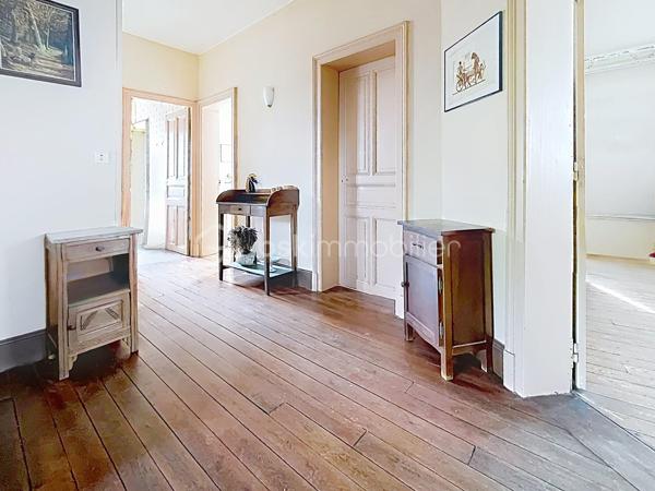 A 20 mins de Saint Quentin, dans une commune avec toutes les commodités nécessaires, cet ensemble immobilier est idéal pour les passionnés de chevaux ou personne ayant un projet agricole, touristique  ou dans l'événementiel ...

Composé d'une maison d'habitation , pleine de charme avec ses matériaux anciens ( parquets en chevrons, cheminées en marbre ...) et de nombreuses dépendances ( écuries, atelier, greniers ...) , l'ensemble est actuellement exploité en centre équestre.

La maison de 280 m2 offre de beaux volumes : accessible par deux entrées différentes, vous découvrirez au rez de chaussée une spacieuse pièce de vie de 45 m2, un ou deux bureaux selon vos besoins, une cuisine aménagée, une lingerie , une véranda avec vue sur toute la cour et des toilettes.

A l'étage, un vaste palier dessert quatre chambres et une salle d'eau rénovée ainsi que des toilettes indépendants ; vous disposerez de deux autres pièces supplémentaires ( bureau ou lingerie ...)

Un grenier de + 100 m2 pourra être entièrement aménagé.

L'extérieur dispose des infra structures  suivantes :

- une carrière de 75 X 25 m
- un manège de 30 X 13
- un paddock
- plusieurs dépendances avec au total 25 boxs
- des écuries 
- un club house 
- un atelier
- une sellerie

Les greniers des dépendances servent de lieux de stockage et peuvent être exploités.

UN BIEN RARE DE PAR SON POTENTIEL ! Que vous soyez un particulier en quête d'un projet de vie ou un investisseur à la recherche d'une belle opportunité, cette propriété n'attend plus que votre imagination .... 

CONTACTEZ MOI POUR UNE VISITE