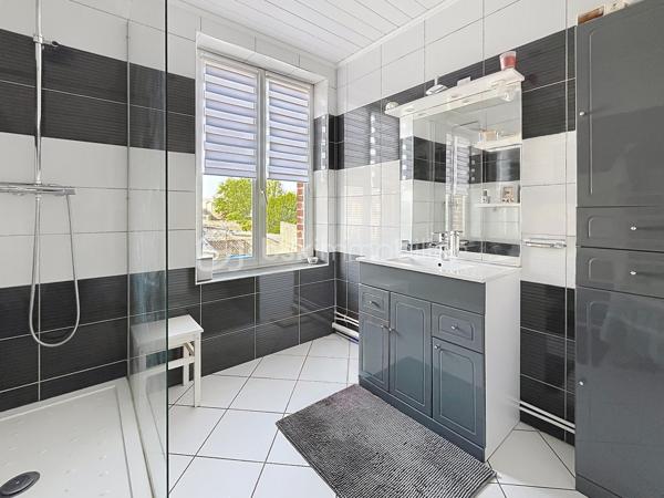 A 20 mins de Saint Quentin, dans une commune avec toutes les commodités nécessaires, cet ensemble immobilier est idéal pour les passionnés de chevaux ou personne ayant un projet agricole, touristique  ou dans l'événementiel ...

Composé d'une maison d'habitation , pleine de charme avec ses matériaux anciens ( parquets en chevrons, cheminées en marbre ...) et de nombreuses dépendances ( écuries, atelier, greniers ...) , l'ensemble est actuellement exploité en centre équestre.

La maison de 280 m2 offre de beaux volumes : accessible par deux entrées différentes, vous découvrirez au rez de chaussée une spacieuse pièce de vie de 45 m2, un ou deux bureaux selon vos besoins, une cuisine aménagée, une lingerie , une véranda avec vue sur toute la cour et des toilettes.

A l'étage, un vaste palier dessert quatre chambres et une salle d'eau rénovée ainsi que des toilettes indépendants ; vous disposerez de deux autres pièces supplémentaires ( bureau ou lingerie ...)

Un grenier de + 100 m2 pourra être entièrement aménagé.

L'extérieur dispose des infra structures  suivantes :

- une carrière de 75 X 25 m
- un manège de 30 X 13
- un paddock
- plusieurs dépendances avec au total 25 boxs
- des écuries 
- un club house 
- un atelier
- une sellerie

Les greniers des dépendances servent de lieux de stockage et peuvent être exploités.

UN BIEN RARE DE PAR SON POTENTIEL ! Que vous soyez un particulier en quête d'un projet de vie ou un investisseur à la recherche d'une belle opportunité, cette propriété n'attend plus que votre imagination .... 

CONTACTEZ MOI POUR UNE VISITE