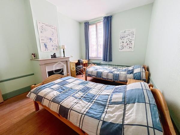A 20 mins de Saint Quentin, dans une commune avec toutes les commodités nécessaires, cet ensemble immobilier est idéal pour les passionnés de chevaux ou personne ayant un projet agricole, touristique  ou dans l'événementiel ...

Composé d'une maison d'habitation , pleine de charme avec ses matériaux anciens ( parquets en chevrons, cheminées en marbre ...) et de nombreuses dépendances ( écuries, atelier, greniers ...) , l'ensemble est actuellement exploité en centre équestre.

La maison de 280 m2 offre de beaux volumes : accessible par deux entrées différentes, vous découvrirez au rez de chaussée une spacieuse pièce de vie de 45 m2, un ou deux bureaux selon vos besoins, une cuisine aménagée, une lingerie , une véranda avec vue sur toute la cour et des toilettes.

A l'étage, un vaste palier dessert quatre chambres et une salle d'eau rénovée ainsi que des toilettes indépendants ; vous disposerez de deux autres pièces supplémentaires ( bureau ou lingerie ...)

Un grenier de + 100 m2 pourra être entièrement aménagé.

L'extérieur dispose des infra structures  suivantes :

- une carrière de 75 X 25 m
- un manège de 30 X 13
- un paddock
- plusieurs dépendances avec au total 25 boxs
- des écuries 
- un club house 
- un atelier
- une sellerie

Les greniers des dépendances servent de lieux de stockage et peuvent être exploités.

UN BIEN RARE DE PAR SON POTENTIEL ! Que vous soyez un particulier en quête d'un projet de vie ou un investisseur à la recherche d'une belle opportunité, cette propriété n'attend plus que votre imagination .... 

CONTACTEZ MOI POUR UNE VISITE