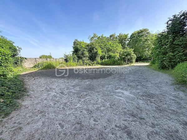 A 20 mins de Saint Quentin, dans une commune avec toutes les commodités nécessaires, cet ensemble immobilier est idéal pour les passionnés de chevaux ou personne ayant un projet agricole, touristique  ou dans l'événementiel ...

Composé d'une maison d'habitation , pleine de charme avec ses matériaux anciens ( parquets en chevrons, cheminées en marbre ...) et de nombreuses dépendances ( écuries, atelier, greniers ...) , l'ensemble est actuellement exploité en centre équestre.

La maison de 280 m2 offre de beaux volumes : accessible par deux entrées différentes, vous découvrirez au rez de chaussée une spacieuse pièce de vie de 45 m2, un ou deux bureaux selon vos besoins, une cuisine aménagée, une lingerie , une véranda avec vue sur toute la cour et des toilettes.

A l'étage, un vaste palier dessert quatre chambres et une salle d'eau rénovée ainsi que des toilettes indépendants ; vous disposerez de deux autres pièces supplémentaires ( bureau ou lingerie ...)

Un grenier de + 100 m2 pourra être entièrement aménagé.

L'extérieur dispose des infra structures  suivantes :

- une carrière de 75 X 25 m
- un manège de 30 X 13
- un paddock
- plusieurs dépendances avec au total 25 boxs
- des écuries 
- un club house 
- un atelier
- une sellerie

Les greniers des dépendances servent de lieux de stockage et peuvent être exploités.

UN BIEN RARE DE PAR SON POTENTIEL ! Que vous soyez un particulier en quête d'un projet de vie ou un investisseur à la recherche d'une belle opportunité, cette propriété n'attend plus que votre imagination .... 

CONTACTEZ MOI POUR UNE VISITE