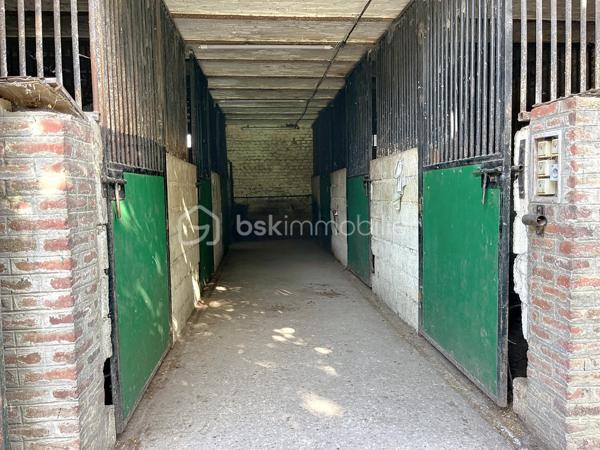 A 20 mins de Saint Quentin, dans une commune avec toutes les commodités nécessaires, cet ensemble immobilier est idéal pour les passionnés de chevaux ou personne ayant un projet agricole, touristique  ou dans l'événementiel ...

Composé d'une maison d'habitation , pleine de charme avec ses matériaux anciens ( parquets en chevrons, cheminées en marbre ...) et de nombreuses dépendances ( écuries, atelier, greniers ...) , l'ensemble est actuellement exploité en centre équestre.

La maison de 280 m2 offre de beaux volumes : accessible par deux entrées différentes, vous découvrirez au rez de chaussée une spacieuse pièce de vie de 45 m2, un ou deux bureaux selon vos besoins, une cuisine aménagée, une lingerie , une véranda avec vue sur toute la cour et des toilettes.

A l'étage, un vaste palier dessert quatre chambres et une salle d'eau rénovée ainsi que des toilettes indépendants ; vous disposerez de deux autres pièces supplémentaires ( bureau ou lingerie ...)

Un grenier de + 100 m2 pourra être entièrement aménagé.

L'extérieur dispose des infra structures  suivantes :

- une carrière de 75 X 25 m
- un manège de 30 X 13
- un paddock
- plusieurs dépendances avec au total 25 boxs
- des écuries 
- un club house 
- un atelier
- une sellerie

Les greniers des dépendances servent de lieux de stockage et peuvent être exploités.

UN BIEN RARE DE PAR SON POTENTIEL ! Que vous soyez un particulier en quête d'un projet de vie ou un investisseur à la recherche d'une belle opportunité, cette propriété n'attend plus que votre imagination .... 

CONTACTEZ MOI POUR UNE VISITE