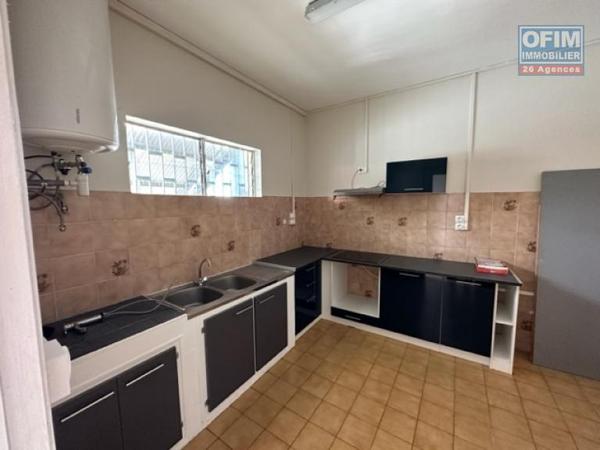 A louer appartement en duplex type F3/4 à proximité immédiat du centre vile de saint-andré