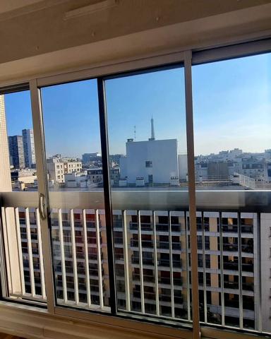 A louer PARIS 15 NORD  grand F4  traversant étage élevé balcon
