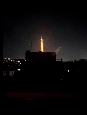 A louer PARIS 15 NORD  grand F4  traversant étage élevé balcon