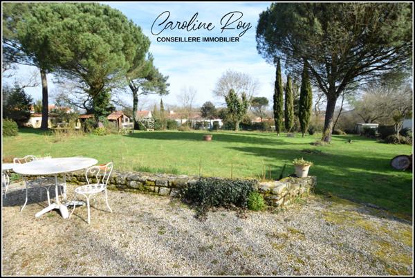 Clisson (44190) CLISSON Propriété de 287 m² hab (6 ch, bureau), garage et 3889 m² de jardin.