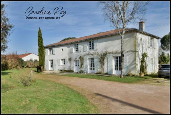 Clisson (44190) CLISSON Propriété de 287 m² hab (6 ch, bureau), garage et 3889 m² de jardin.