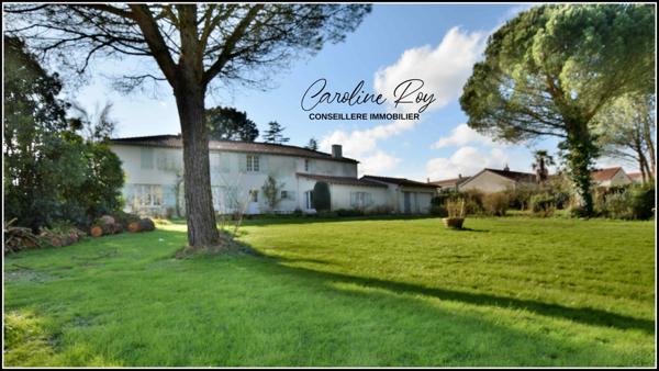 Clisson (44190) CLISSON Propriété de 287 m² hab (6 ch, bureau), garage et 3889 m² de jardin.