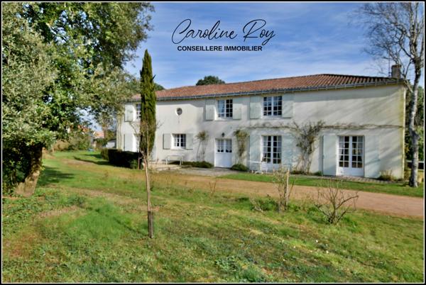 Clisson (44190) CLISSON Propriété de 287 m² hab (6 ch, bureau), garage et 3889 m² de jardin.