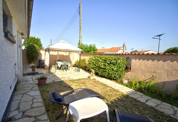 LE PASSAGE : Maison de plain-pied de 79m² avec 3 chambres, garage et jardin.