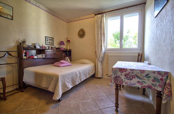 LE PASSAGE : Maison de plain-pied de 79m² avec 3 chambres, garage et jardin.