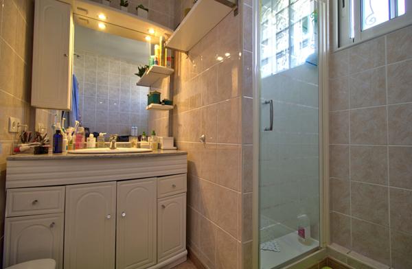 LE PASSAGE : Maison de plain-pied de 79m² avec 3 chambres, garage et jardin.