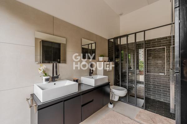 Plateau Croix-Rousse - Villa 332 m² - Sous-sol - Garage -