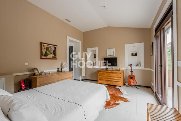 Plateau Croix-Rousse - Villa 332 m² - Sous-sol - Garage -