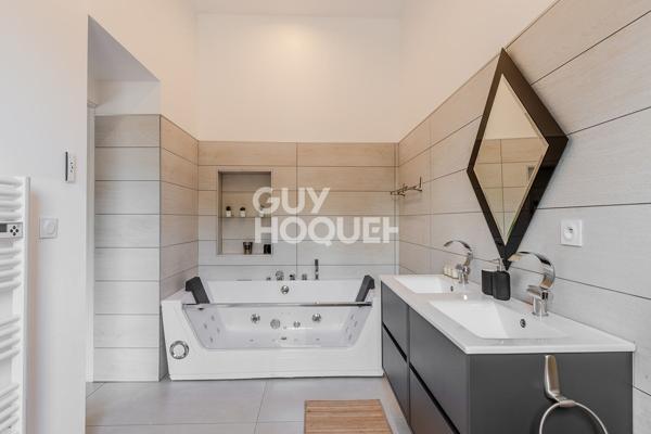 Plateau Croix-Rousse - Villa 332 m² - Sous-sol - Garage -